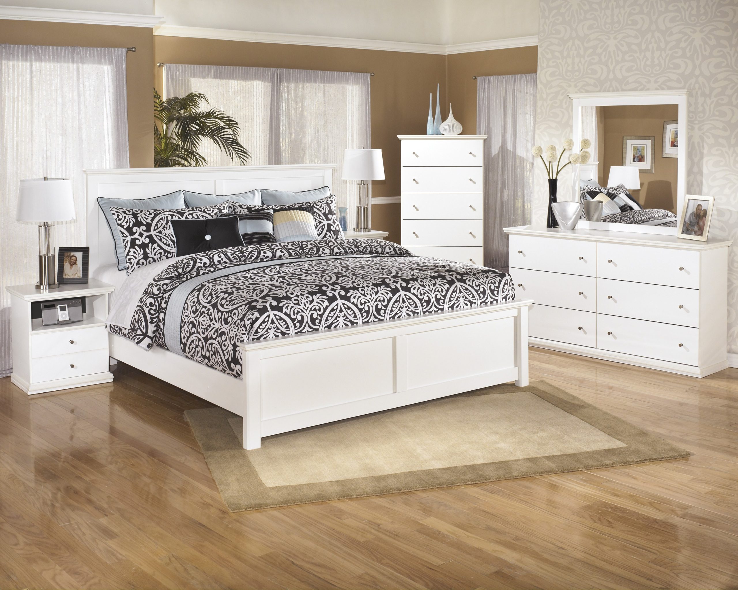 Signature Design by Ashley Bostwick Shoals Five Drawer Chest - Image 2